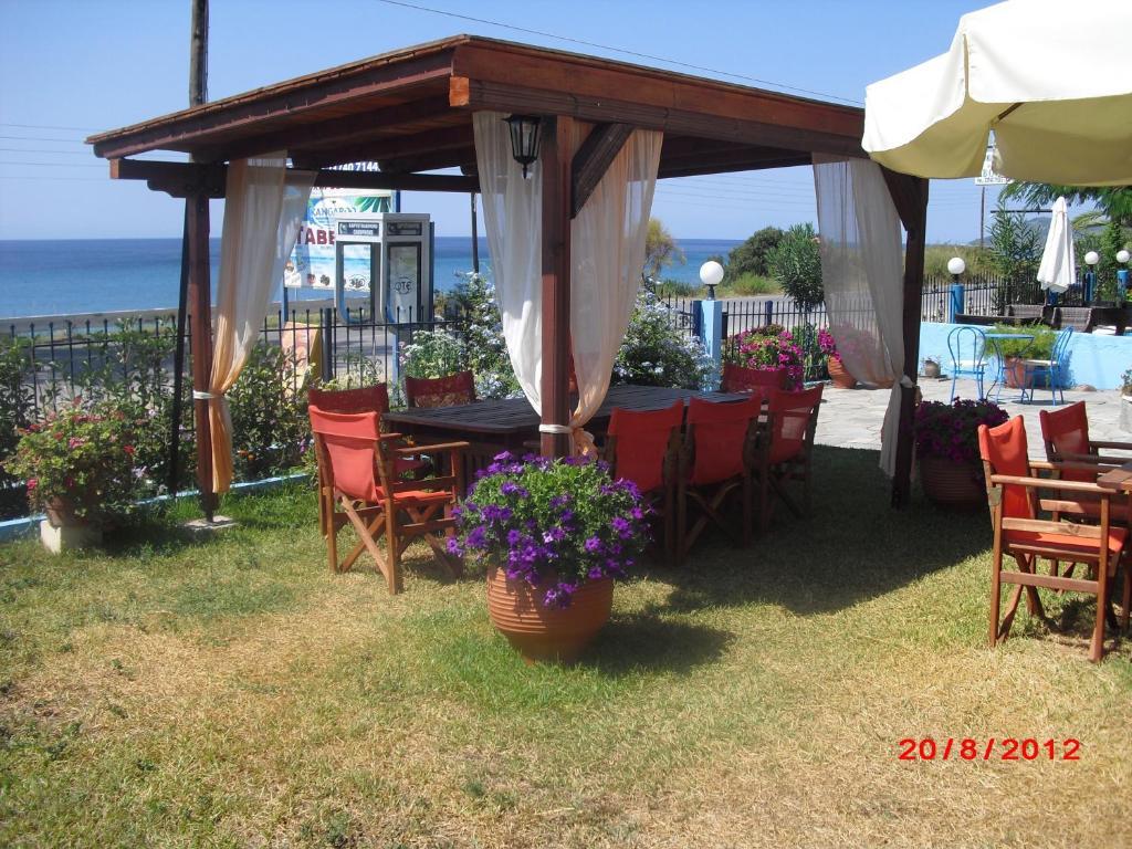 Kangaroo Hotel Mola Kalyva Esterno foto