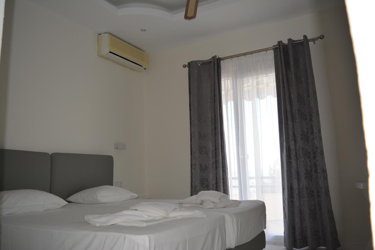 Kangaroo Hotel Mola Kalyva Esterno foto