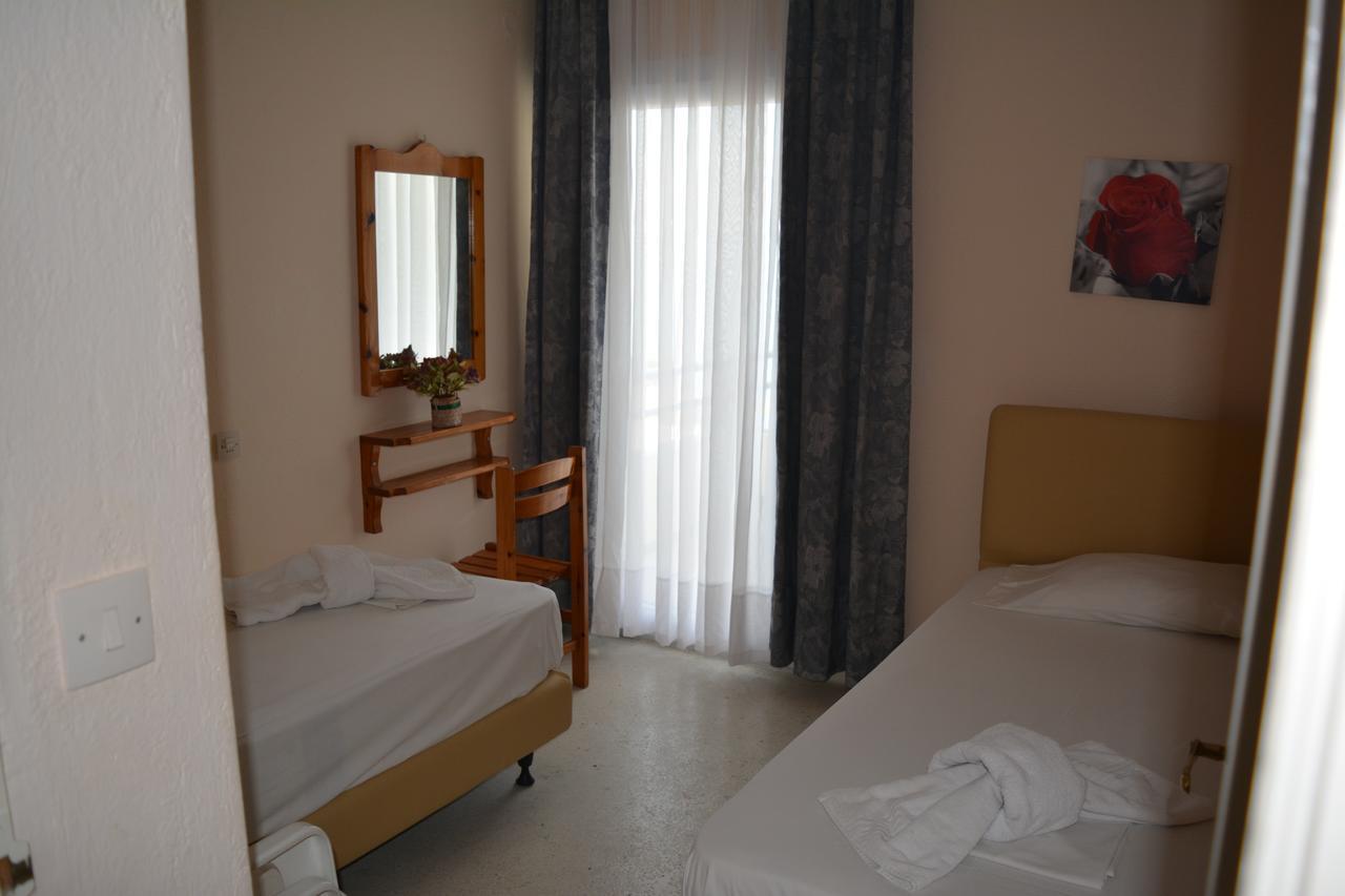 Kangaroo Hotel Mola Kalyva Esterno foto